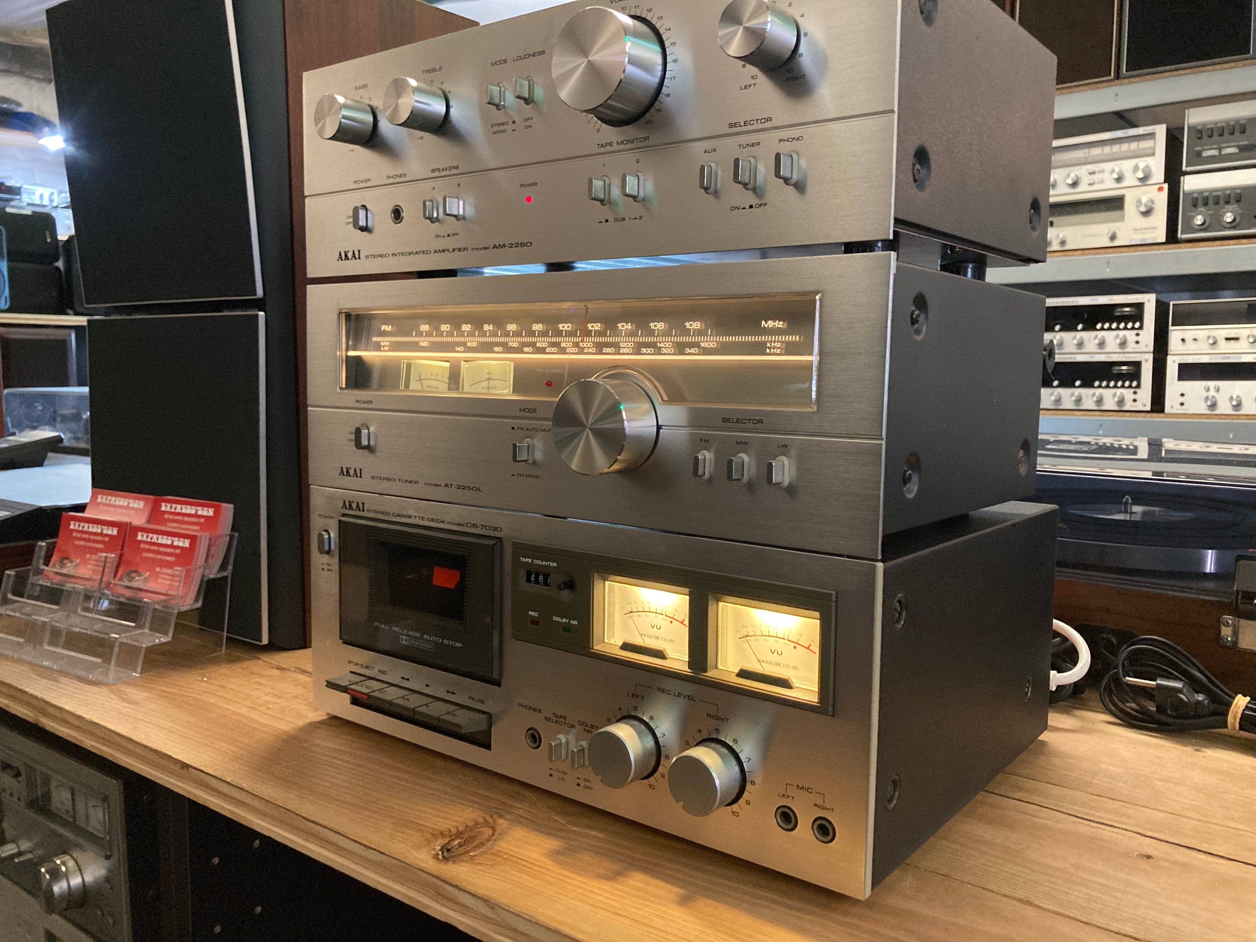 AKAI AT-2250