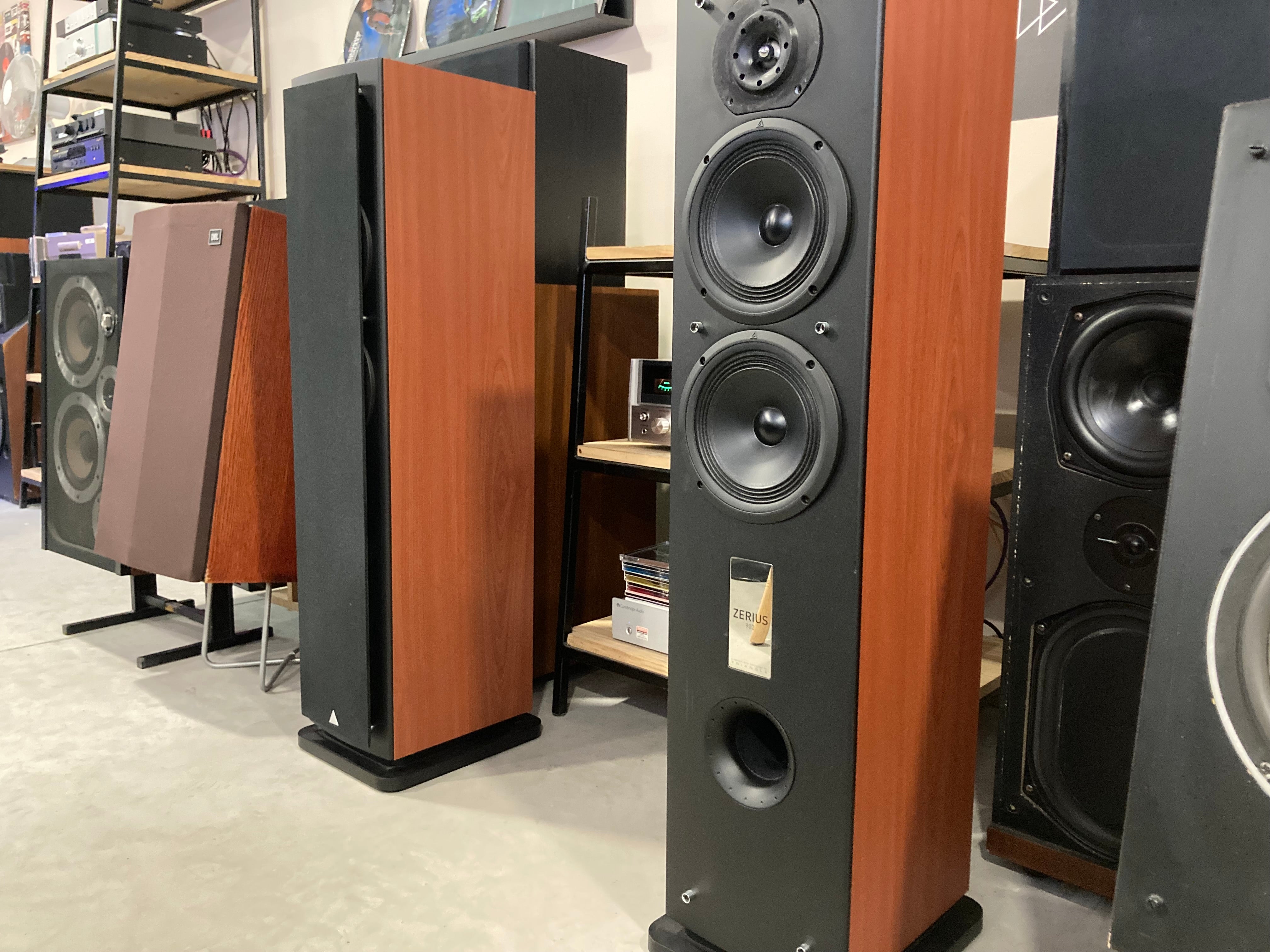 TRIANGLE ZERIUS 902